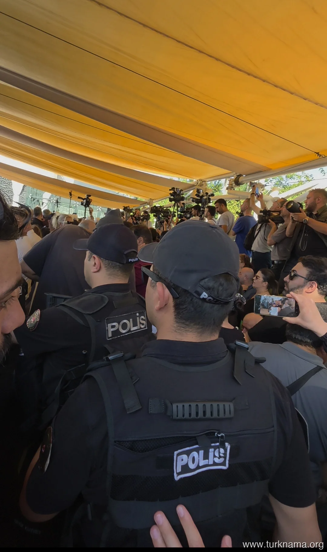 مراسم تدفین کادیر اینانیر: وداع با یک اسطوره سینمای ترکیه در میان شور بی سابقه هواداران 1 مراسم تدفین کادیر اینانیر