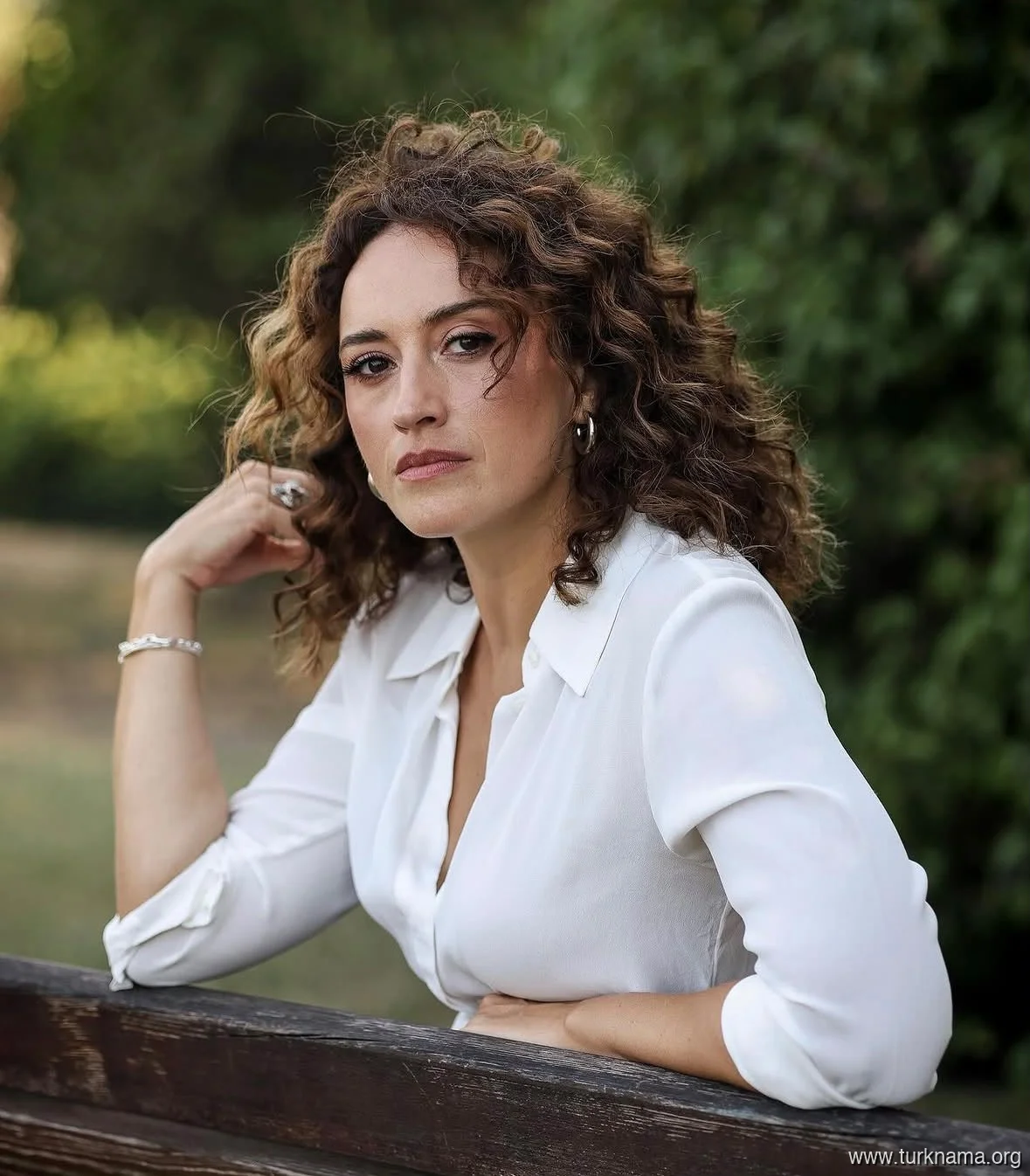 اسرا کیزیلدوغان (Esra Kızıldoğan) در سریال جدید زندگی دیگران (Başkalarının Hayatı): یک تحلیل عمیق از انتظارات 1 سریال زندگی دیگران
