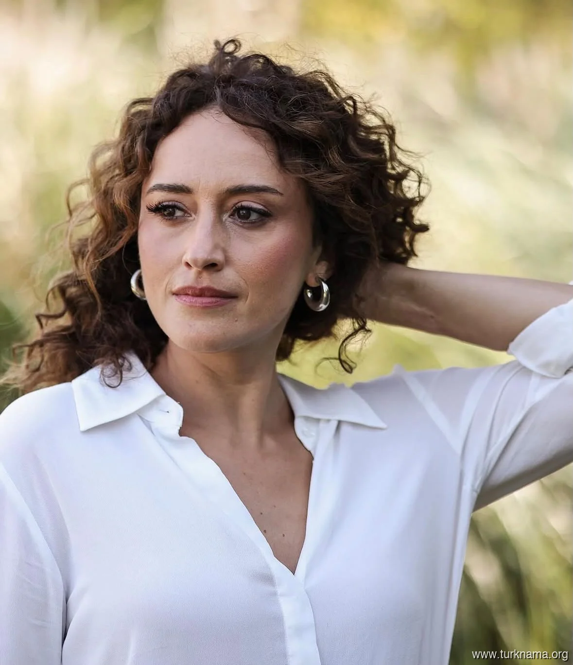 اسرا کیزیلدوغان (Esra Kızıldoğan) در سریال جدید زندگی دیگران (Başkalarının Hayatı): یک تحلیل عمیق از انتظارات 2 سریال زندگی دیگران