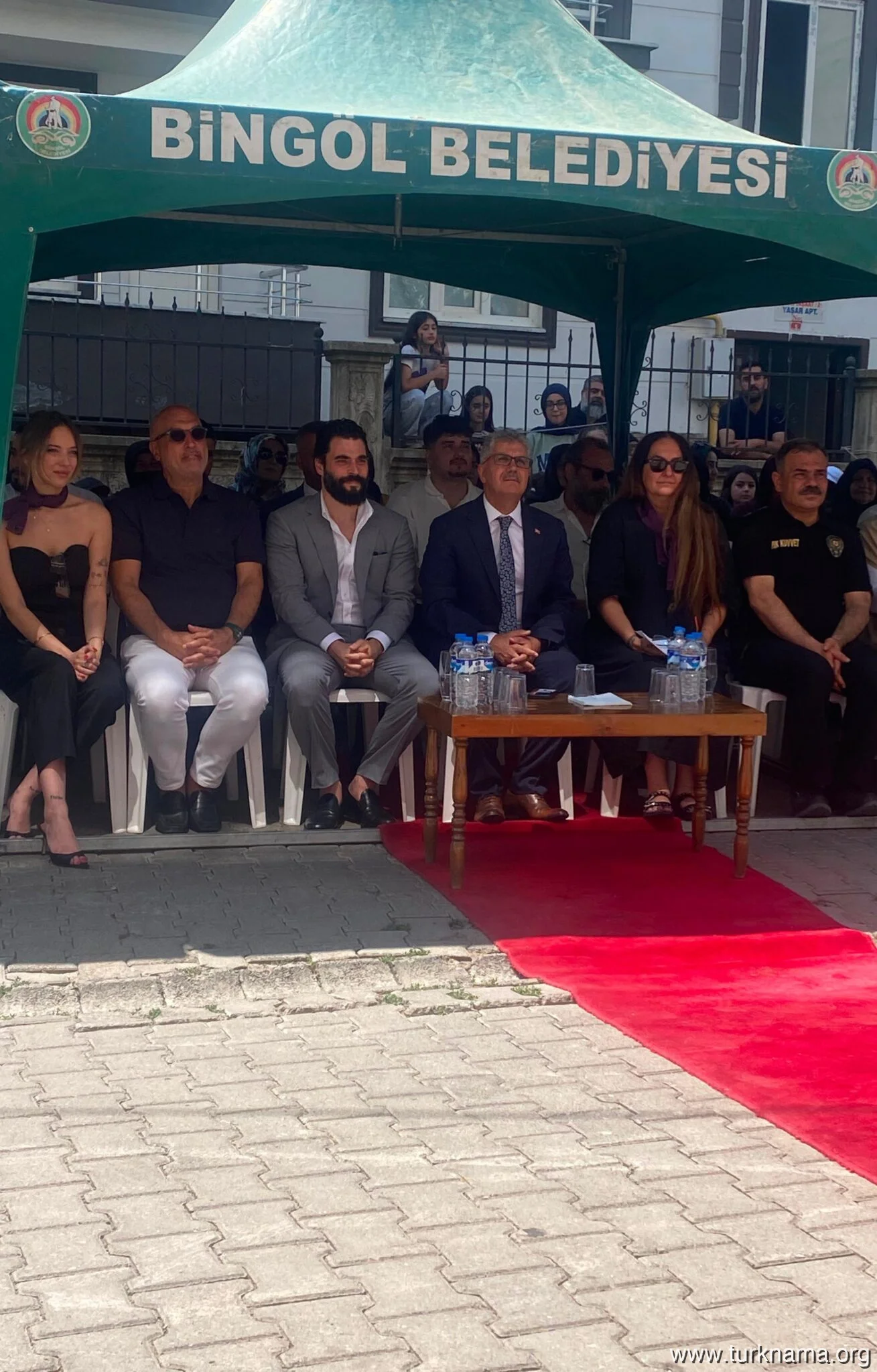 آکین آکینوزو (Akın Akınözü): ستاره ای با قلب طلایی، نام مادرش را جاودانه کرد 1 آکین آکینوزو