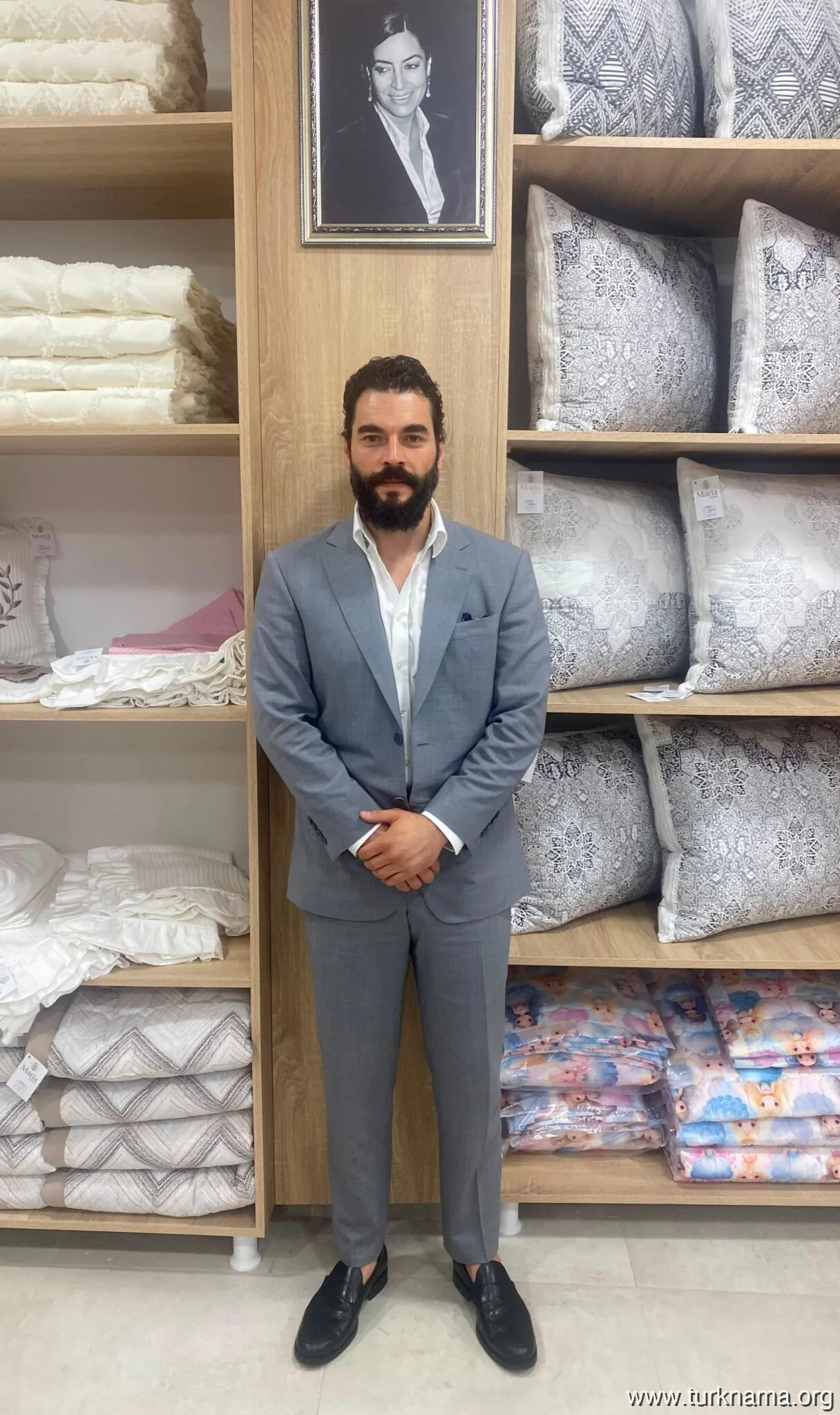 آکین آکینوزو (Akın Akınözü): ستاره ای با قلب طلایی، نام مادرش را جاودانه کرد 3 آکین آکینوزو